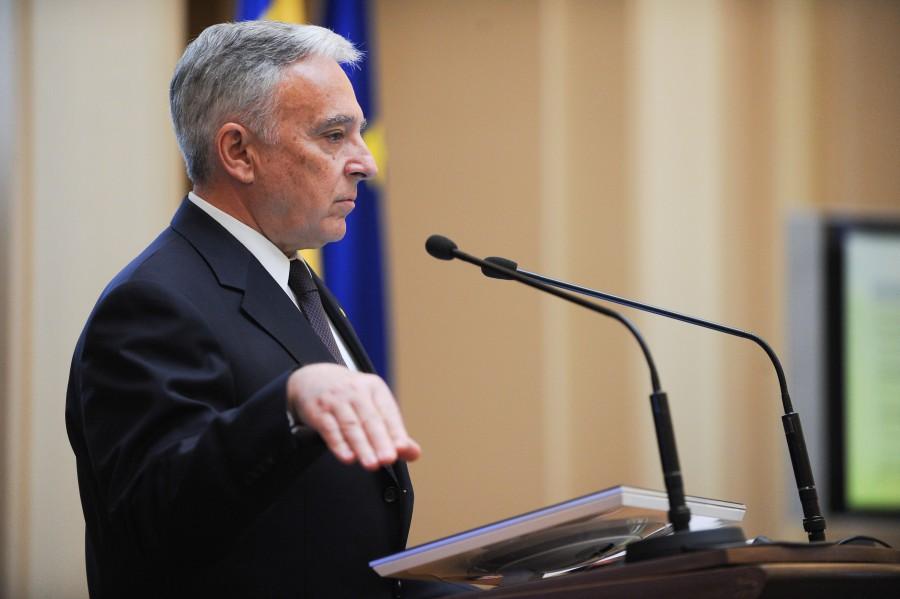 Mugur Isarescu: "Pericolul anului 2011 este seceta banilor"