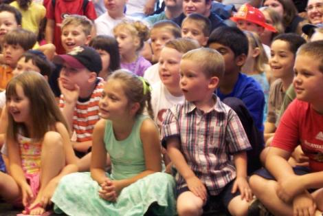 Copiii din Galati se distreaza la un spectacol muzical special