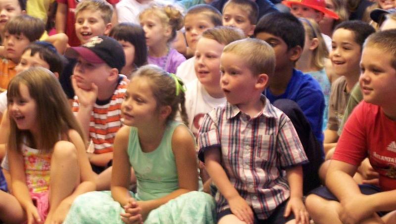 Copiii din Galati se distreaza la un spectacol muzical special