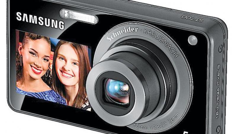 Samsung ST700 - aparat foto cu ecran frontal!