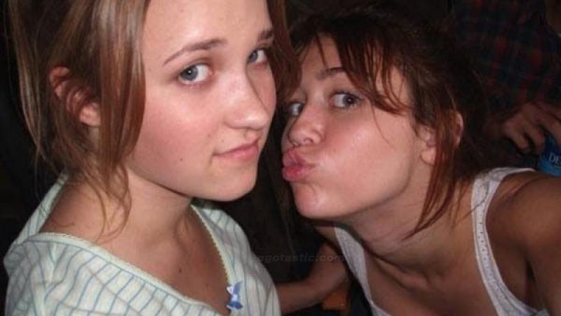 FOTO! Miley Cyrus s-a pozat sexy cu sora ei!