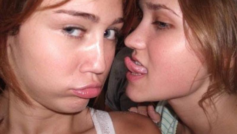 FOTO! Miley Cyrus s-a pozat sexy cu sora ei!