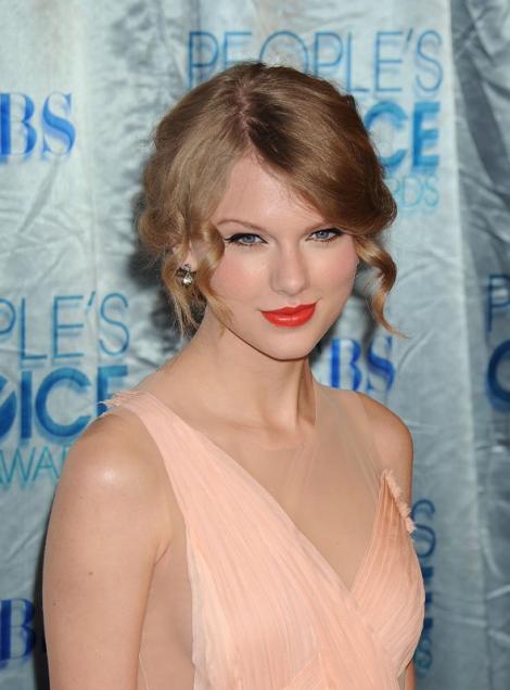 Taylor Swift si-a lansat noul videoclip: "Back to December"