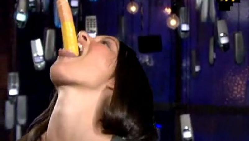 FOTO! Olivia Munn a inghitit un hot dog la tv