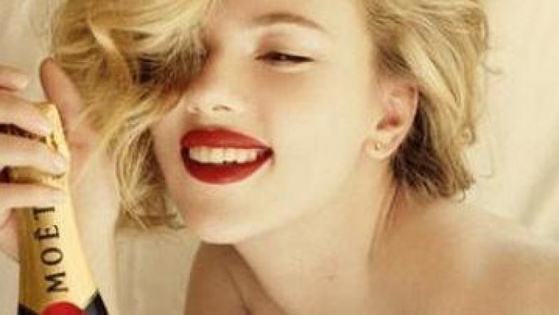 Scarlett Johansson te seduce cu sampanie