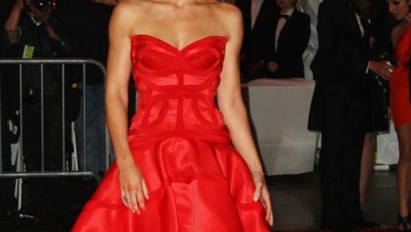 FOTO! Little Red Dress, o varianta indrazneata a clasicei rochii negre