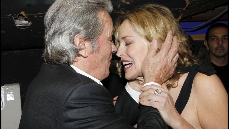 FOTO! Sharon Stone si Alain Delon s-au sarutat pe gura!