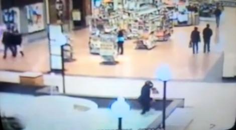 VIDEO: A cazut in fantana in timp ce scria un SMS!