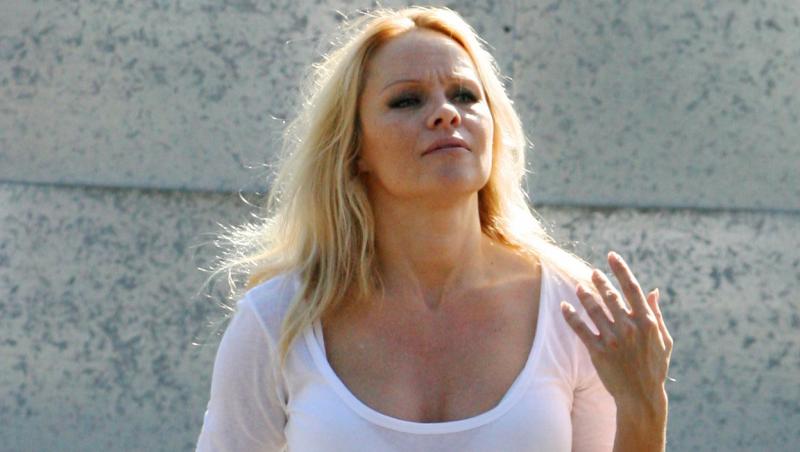 FOTO! Pamela Anderson, cu lenjeria intima la vedere