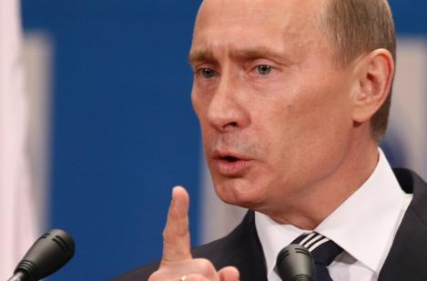 Putin promite pensii mai mari pentru militari in 2012