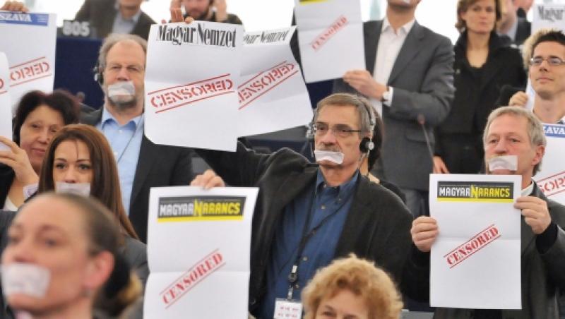 Protest inedit in PE: Parlamentarii si-au pus botnite!