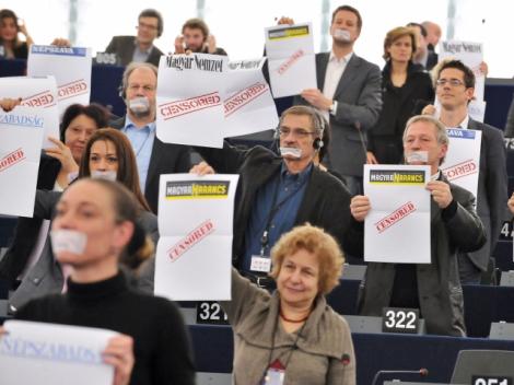 Protest inedit in PE: Parlamentarii si-au pus botnite!