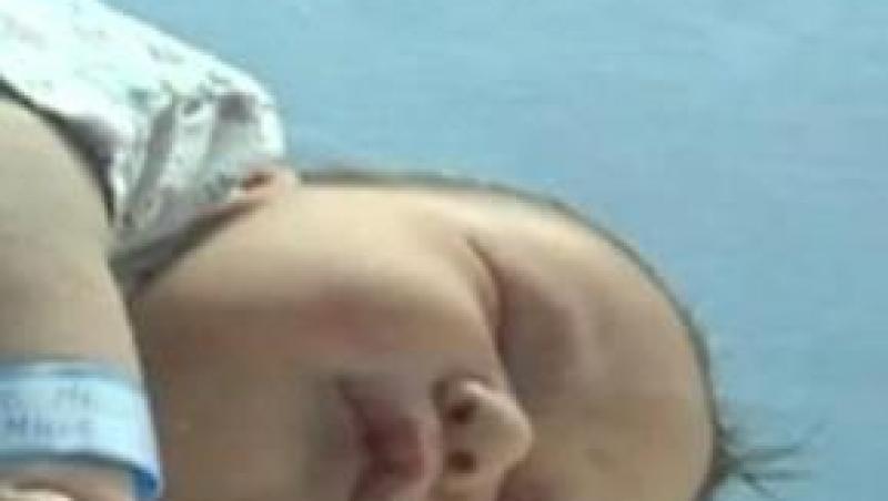VIDEO! Galati: Bebelus de cinci kilograme si noua sute de grame!