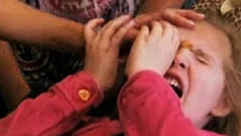 VIDEO! Fetita de 5 ani, obligata sa isi epileze sprancenele pentru un concurs de frumusete