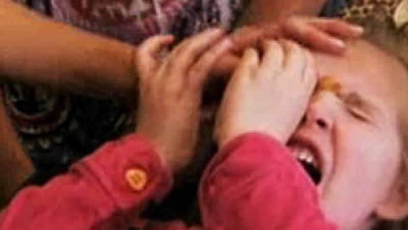 VIDEO! Fetita de 5 ani, obligata sa isi epileze sprancenele pentru un concurs de frumusete