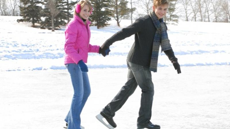 VIDEO! Tinerii au facut miscare dupa masa de Revelion la patinoar!