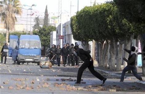Revolutia din Tunisia continua: 3 colaboratori ai presedintelui Ben Ali, arestati