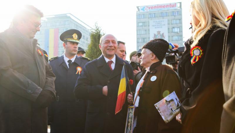 VIDEO! Cum s-a schimbat relatia Basescu - popor intr-un an: Vezi discursurile din 2010 si 2011!