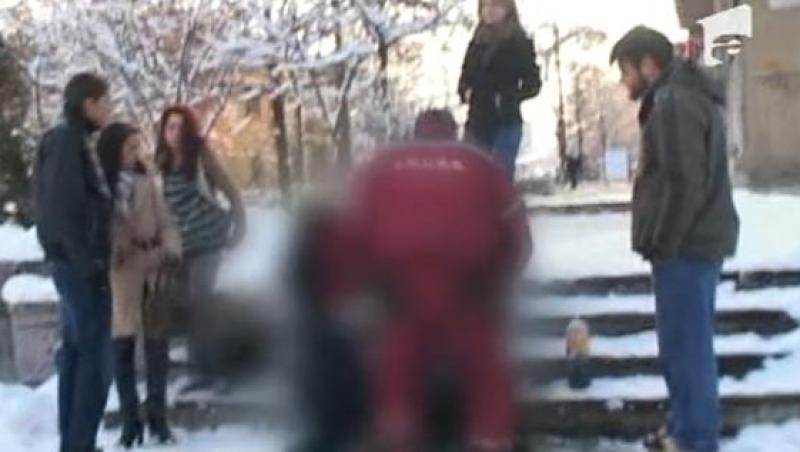 VIDEO! Ploiesti: Doua tinere s-au imbatat in parc de suparare
