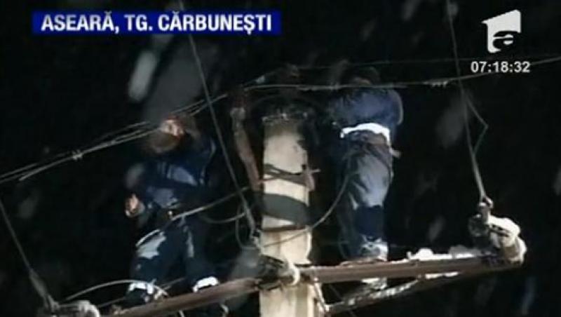 Targu Carbunesti: 200 de familii au ramas in bezna din cauza zapezii