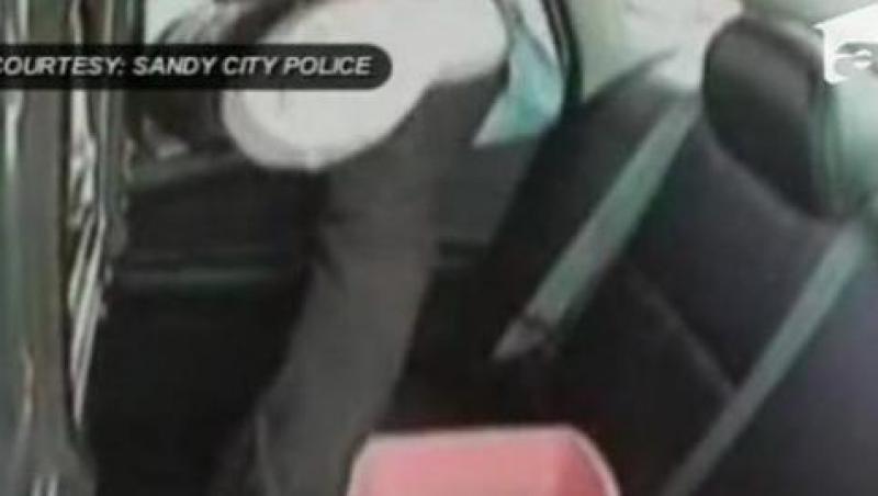 VIDEO! Un drogat a sarit din masina politiei in mers