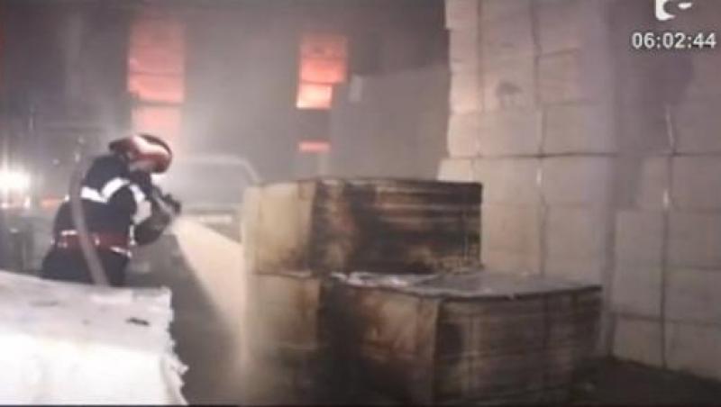 Targoviste: Incendiu puternic la o fabrica de hartie