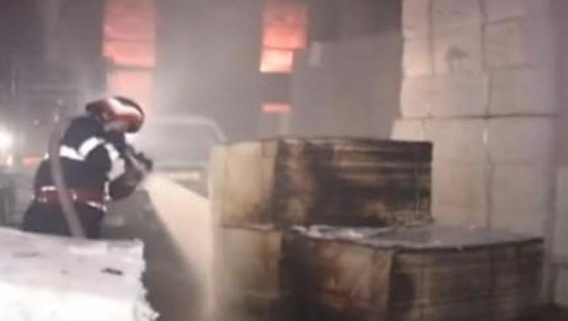Targoviste: Incendiu puternic la o fabrica de hartie