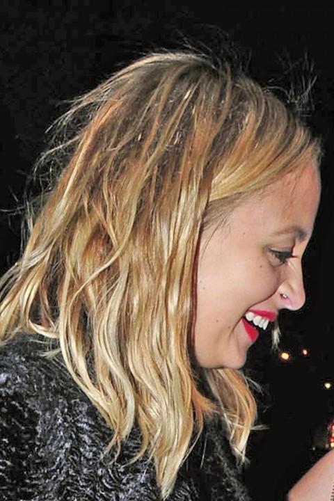 FOTO! Nicole Richie cu cocaina in nas!