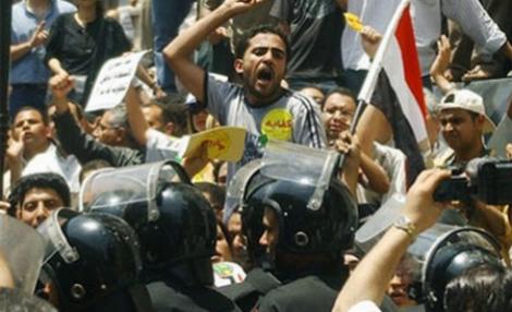 IMAGINI SOCANTE: Tanar impuscat mortal in timpul protestelor din Egipt