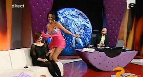 VIDEO! Daniela Crudu, numar de striptease pentru Andreea Popescu