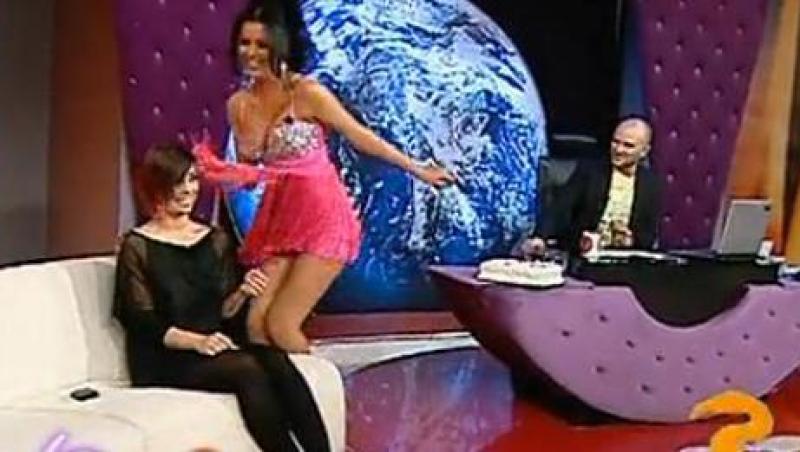 VIDEO! Daniela Crudu, numar de striptease pentru Andreea Popescu