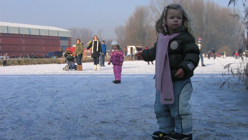 VIDEO! Prima lectie de patinaj pentru cei mici