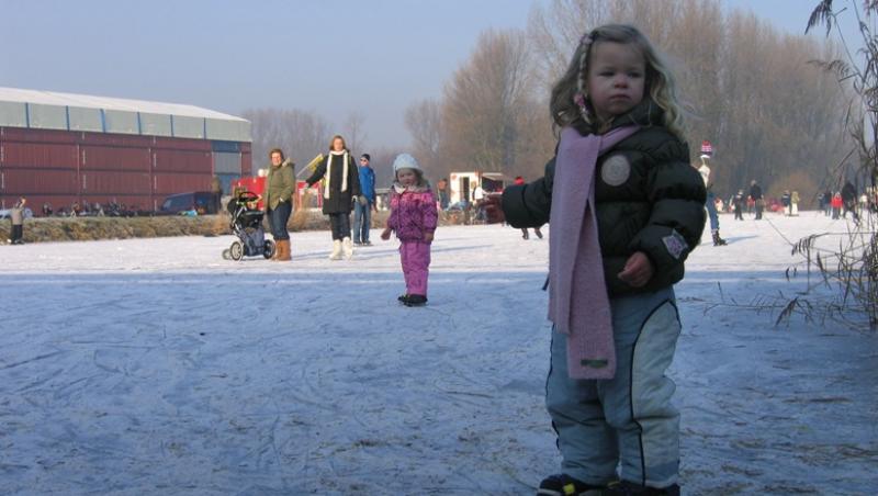 VIDEO! Prima lectie de patinaj pentru cei mici