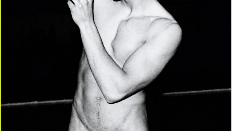 FOTO! Karl Lagerfeld si-a pozat nud muza!