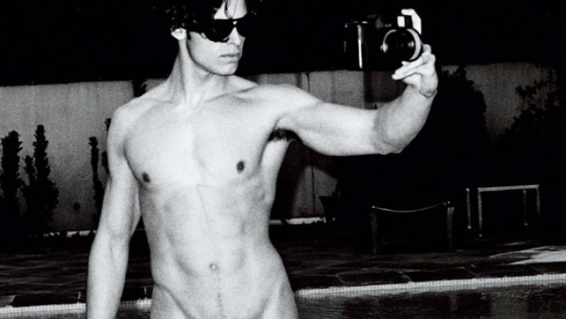 FOTO! Karl Lagerfeld si-a pozat nud muza!