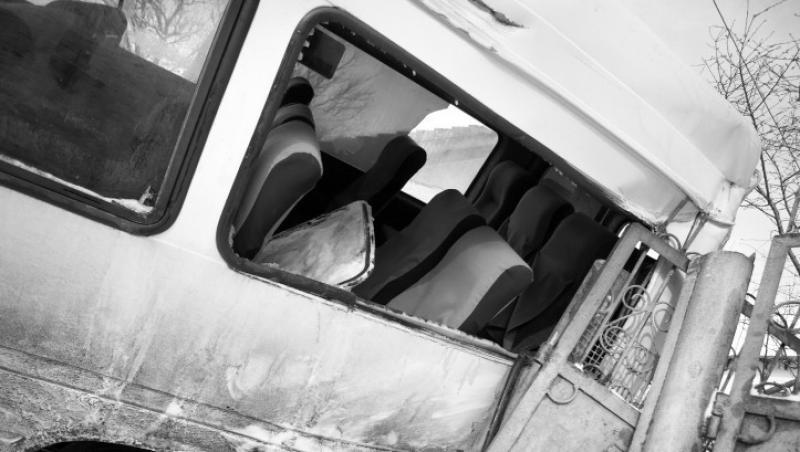 Accident grav la Brasov: Un autobuz a fost lovit de tren