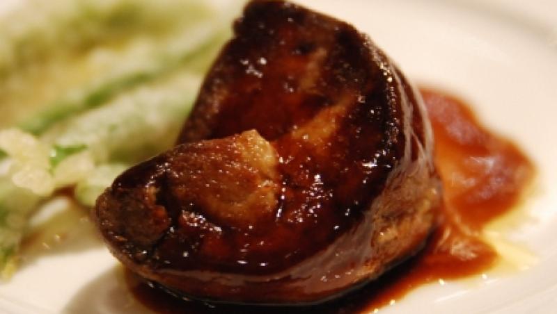 VIDEO! Reteta: foie gras cu crema de fasole neagra