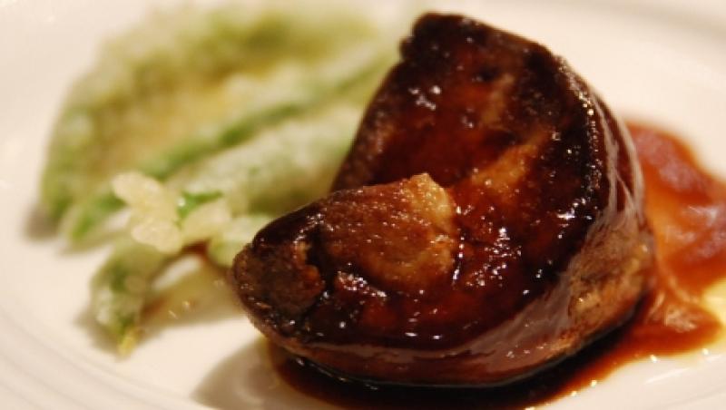 VIDEO! Reteta: foie gras cu crema de fasole neagra