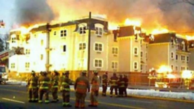 VIDEO: Incendiu puternic intr-un complex rezidential din New Jersey