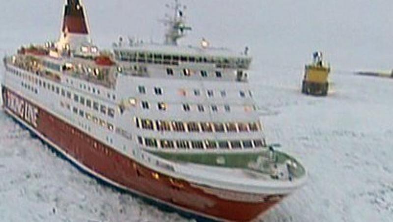 Mai multe nave cu peste 500 de marinari la bord sunt prinse in gheturile din Pacific