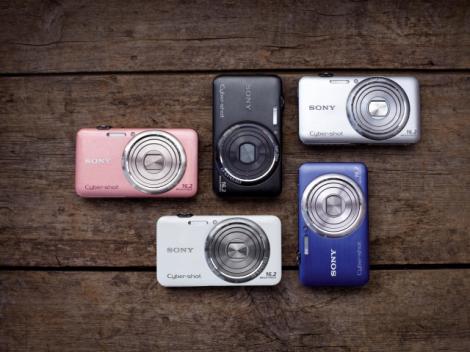 Cinci noi modele de camere foto digitale Sony Cyber-shot