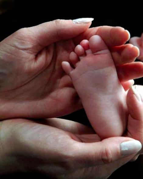 Botis: Mamele care nasc in concediul maternal primesc 600 de lei in plus