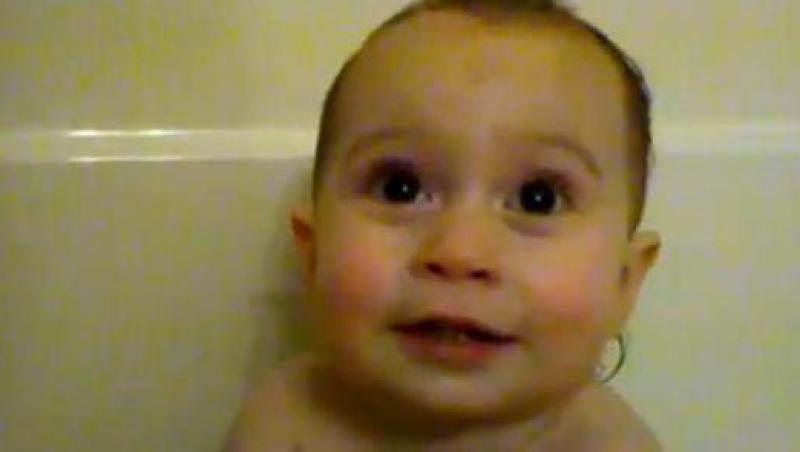 VIDEO! Noua senzatie online: un bebe care spune 