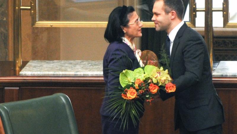 Ecaterina Andronescu il da in judecata pe ministrul Funeriu