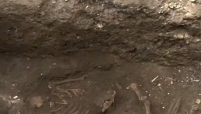 VIDEO! Descoperire uluitoare: mormant din epoca bronzului, cu oseminte inauntru!