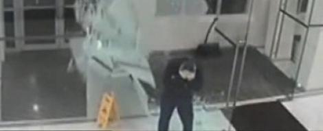 VIDEO! Un barbat a trecut printr-o usa transparenta de sticla