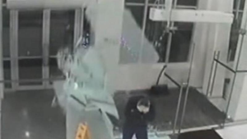 VIDEO! Un barbat a trecut printr-o usa transparenta de sticla