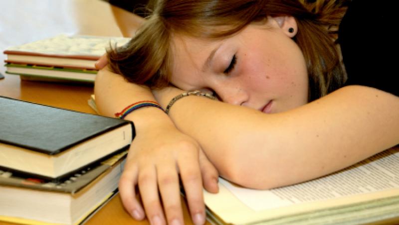 Studiu: Lipsa de somn dauneaza dezvoltarii creierului in cazul adolescentilor
