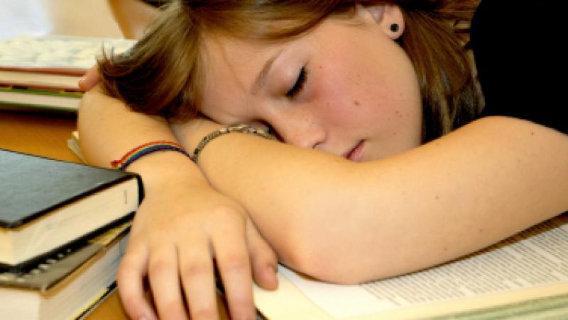 Studiu: Lipsa de somn dauneaza dezvoltarii creierului in cazul adolescentilor