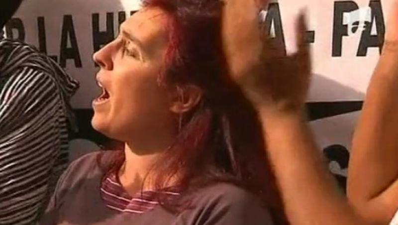 VIDEO! Spaniolii, evacuati din case de executori pentru ca nu-si mai pot plati ratele